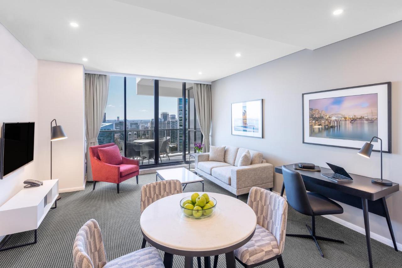 master bedroom w ceiling mirror - Picture of Meriton Suites Kent